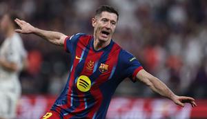 Kegembiraan Los Blancos tidak berlangsung lama. Pada menit ke-45+4, Blaugrana kembali unggul lewat kerjasama apik Robert Lewandowski, Pedri dan Thibaut Courtois. Tampak dalam foto, penyerang Barcelona asal Polandia, Robert Lewandowski merayakan setelah mencetak gol saat pertandingan final Piala Super Spanyol melawan Real Madrid di King Abdullah Sports City Stadium, Jeddah pada Minggu 11 Januari 2026 waktu setempat atau Senin 12 Januari 2026 dini hari WIB. (Fadel SENNA/AFP)