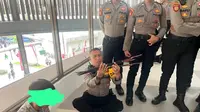 Polisi amankan satu pelajar hendak ikut demo bawa busur panah. (Liputan6.com/Ady Anugrahadi)