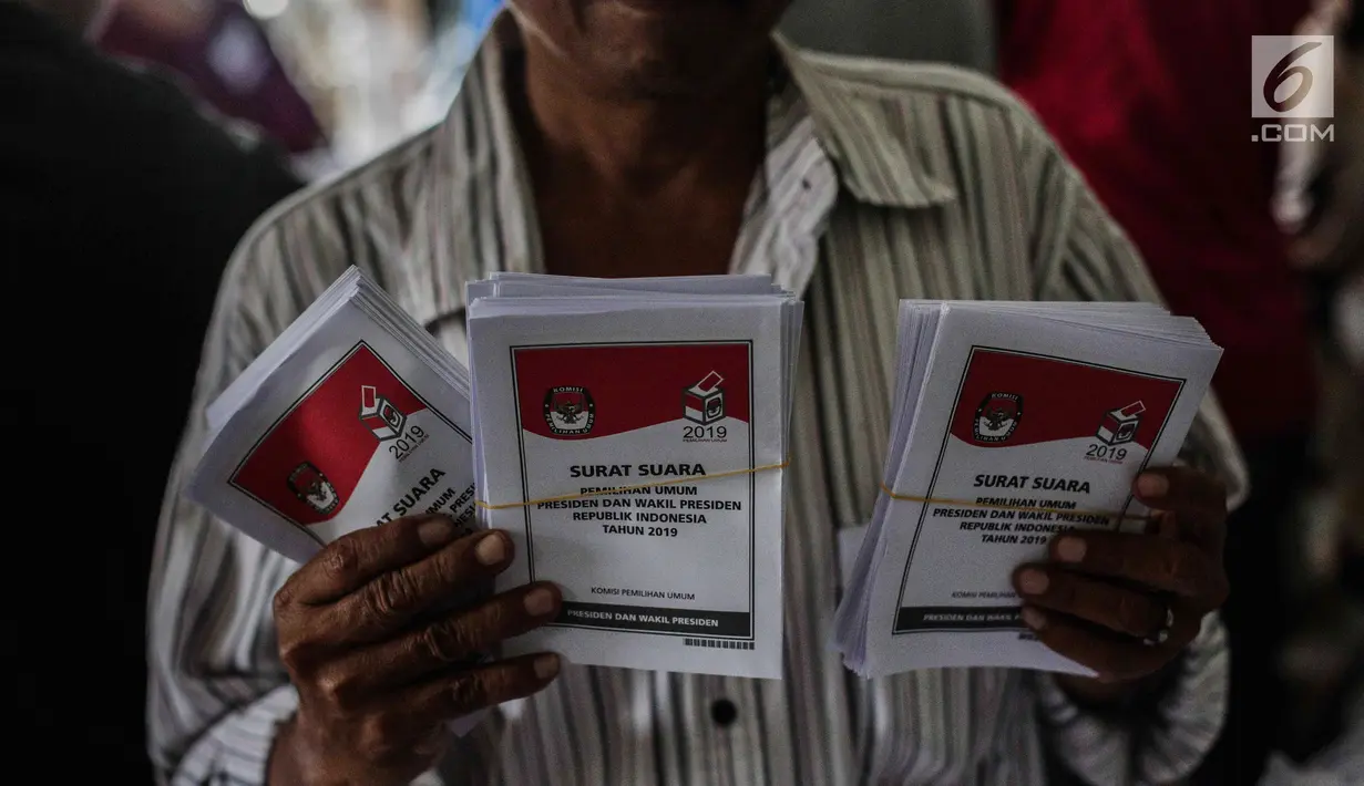 Pekerja memperlihatkan surat suara Pemilihan Umum 2019 yang sudah dilipat di gudang logistik KPU Jakarta Pusat, Selasa (19/2). Proses pelipatan surat suara diiikuti 62 orang yang direkrut dari wilayah sekitar gudang KPU. (Liputan6.com/Faizal Fanani)