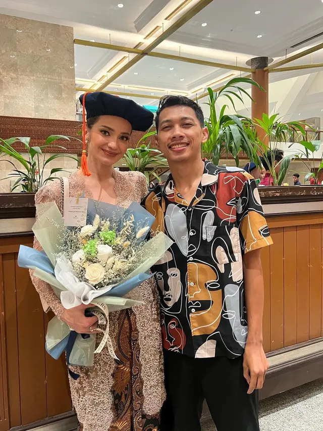 Enzy Storia wisuda (Instagram/enzystoria)