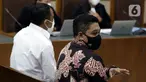 Mantan penyidik KPK, Stepanus Robin Pattuju (kanan) saat sidang pembacaan putusan di Pengadilan Tipikor Jakarta, Rabu (12/1/2022). Stepanus Robin Pattuju divonis 11 tahun penjara dan denda Rp 500 juta terkait kasus suap penanganan sejumlah kasus korupsi di KPK. (Liputan6.com/Helmi Fithriansyah)
