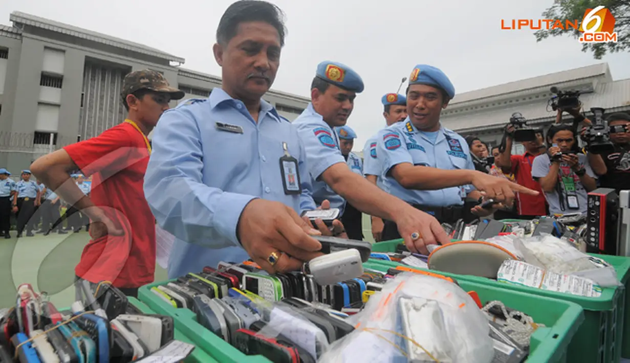 Telepon genggam dan barang elektronik ini merupakan hasil razia dari 6 lapas dan rutan sejak Juli sampai November 2013 (Liputan6.com/Herman Zakharia)