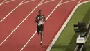 Pelari Uganda Joshua Cheptegei memimpin putaran trek pada final 5.000 meter putra kejuaraan Monaco Diamond League 2020 di Stadion Louis II, Monako, Jumat (14/8/2020). Joshua memecahkan rekor dunia lari 5.000 meter dengan catatan waktu 12:35,36. (Guillaume Horcajuelo/Pool Via AP)
