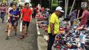 Penampakan pedagang kali lima (PKL) yang menggelar lapak dagangannya saat pelaksanaan car free day (CFD) di Jakarta, Minggu (11/2). Acara mingguan warga Jakarta tersebut dimanfaatkan para PKL untuk berjualan. (Liputan6.com/Immanuel Antonius)