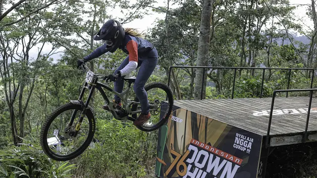 Aksi Riska Agustina di 76 Indonesian Downhill 2025