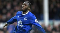 Striker Everton, Romelu Lukaku, merayakan gol yang dicetaknya ke gawang Hull City pada laga Premier League di Stadion Goodison Park, Liverpool, Sabtu (18/3/2017). (AFP/Paul Ellis)
