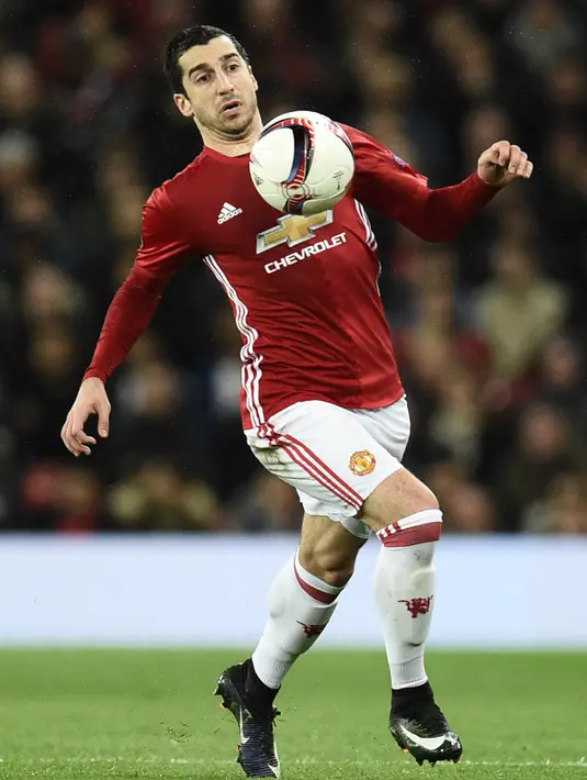 Gelandang Manchester United, Henrikh Mkhitaryan berusaha mengontrol bola saat bertanding melawan Rostov pada babak 16 Liga Europa di Stadion Old Trafford, Inggris (16/3). MU menang atas Rostov dengan skor 1-0 agregat (2-1). (AFP Photo/Oli Scarff)