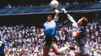Momen terjadinya gol tangan Tuhan (Hand of God) ala Diego Maradona di laga perempat final PD 1986 antara Argentina vs Inggris di Estadio Azteca, Mexico City, 22 Juni 1986.