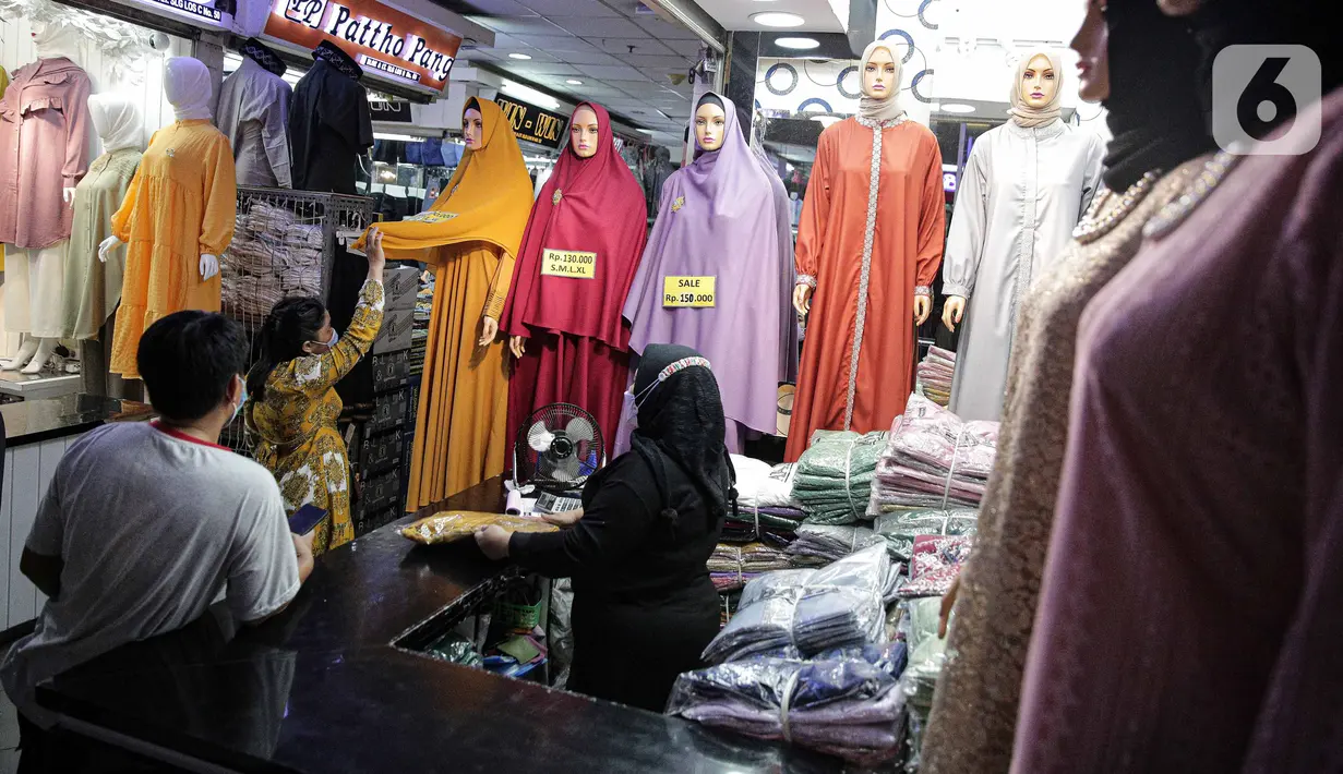 Warga memilih perlengkapan ibadah di Pasar Tanah Abang Blok A, Jakarta, Senin (4/4/2022). Penjualan busana muslim seperti mukena, kerudung, sajadah dan sarung mengalami peningkatan di bulan Ramadhan. (Liputan6.com/Faizal Fanani)