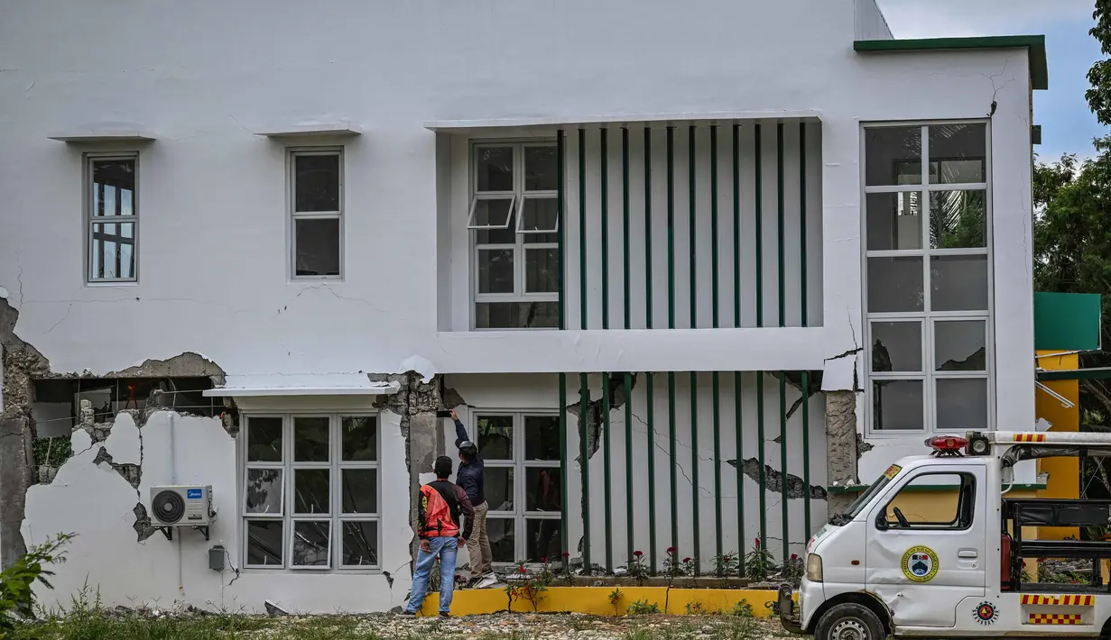 Gempa menewaskan sedikitnya delapan orang dan memicu peringatan tsunami. (Jam STA ROSA/AFP)