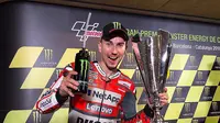 Pembalap Ducati, Jorge Lorenzo menunjukkan ekspresi bahagia usai memenangkan MotoGP Catalunya 2018. (Twitter/Ducati Motor)