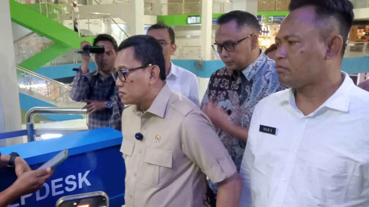 Menteri Perlindungan Pekerja Migran (P2MI) Abdul Kadir Karding saat meninjau jalur keluar masuk WNI ke Luar negeri melalui Pelabuhan Batam Center, Kamis (24/4/25). (Foto: Liputan6.com/Ajang Nurdin)