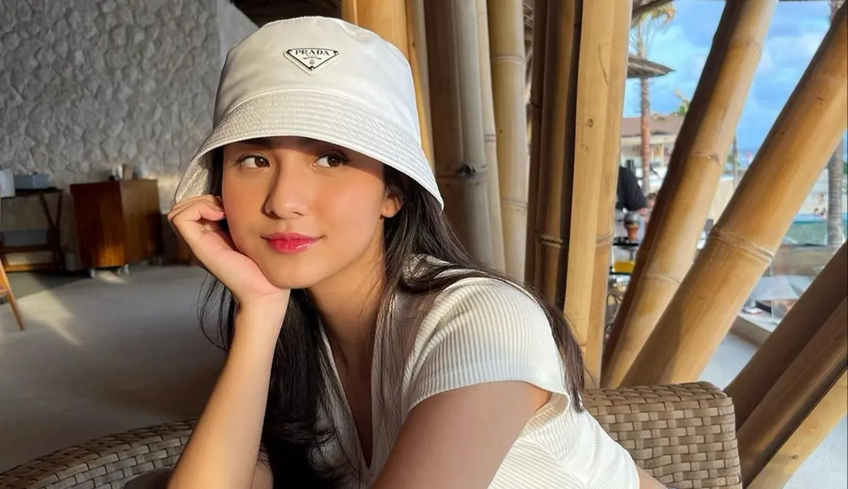 Memakai aksesoris tambahan bisa menambah kecantikan seseorang. Seperti saat Angie Marcheria mengenakan topi warna putih. Dengan bertopang dagu, Angie kian terlihat menawan saat berfoto memandang ke arah berbeda dari kamera. (Liputan6.com/IG/@angiemstwn)