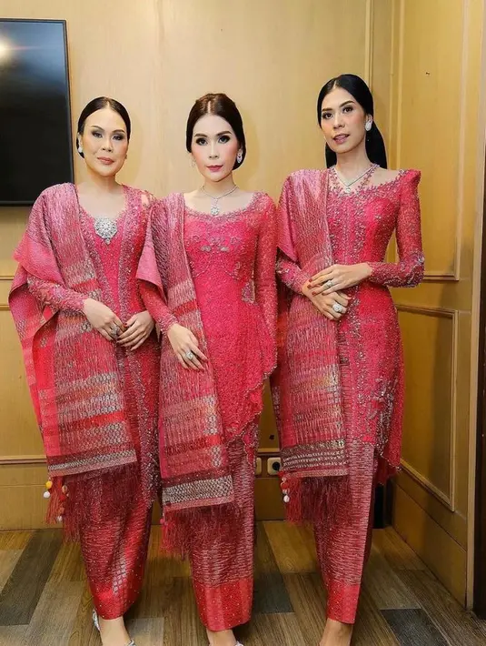 10 Potret Memukau Kebaya Adat Batak Yang Bold Dan Colorful 3 Kakak Ipar