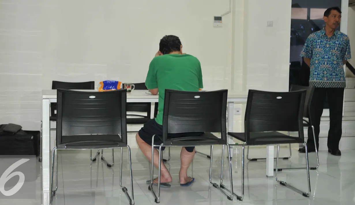 Hendra Sudjana terlihat tertunduk saat berada diruang pidsus Kejaksaan Tinggi DKI Jakarta, Jumat (25/9/15). Kejaksaan Tinggi DKI baru menerima kembali berkas milik HS yang sudah dilengkapi penyidik Polda Metro Jaya. (Liputan6.com/Gempur M Surya)