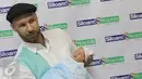 Tyson Lynch, suami Melaney Ricardo, menggendong bayi laki-laki mereka usai konferensi pers di RS Siloam Kebon Jeruk, Jakarta, Kamis (5/5). Tyson mengatakan, nama tengah anak keduanya diambil dari nama Michael Jordan. (Liputan6.com/Herman Zakharia)