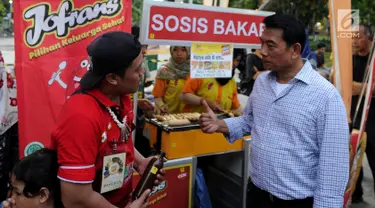 Ketua HKTI yang juga mantan Panglima TNI Moeldoko berbincang dengan peserta pameran di Festival Panen Raya Nusantara (Parara) di Taman Menteng, Jakarta, Minggu (15/10). Lebih dari 85 komunitas lokal ikut dalam festival tersebut. (Liputan6.com/Ari)