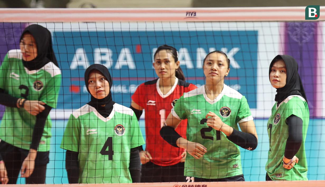 Reaksi para pemain tim bola voli putri Indonesia menunggu hasil video challenge saat menghadapi Myanmar pada laga ketiga Grup A SEA Games 2023 di Olympic Complex Indoor Stadium, Phnom Penh, Kamboja, Kamis (11/5/2023). Tim bola voli putri Indonesia menang 3-0 (25-9, 25-9, 25-15). (Bola.com/Abdul Aziz)