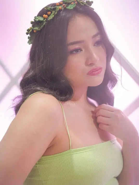 Akan tetapi perempuan yang akrab disapa Caca ini memutuskan untuk menerima dirinya dan mencintai bentuk badannya apa adanya. (Foto: instagram.com/marshanda99)