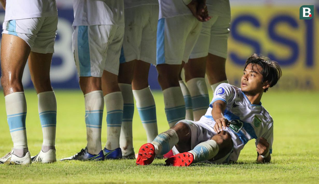 Pemain Persela Lamongan, Riyatno Abiyoso membuat pagar hidup saat melawan Pesebaya Surabaya dalam laga pekan ke-8 BRI Liga 1 2021/2022 di Stadion Maguwoharjo, Sleman, Kamis (21/10/2021). (Bola.com/Bagaskara Lazuardi)