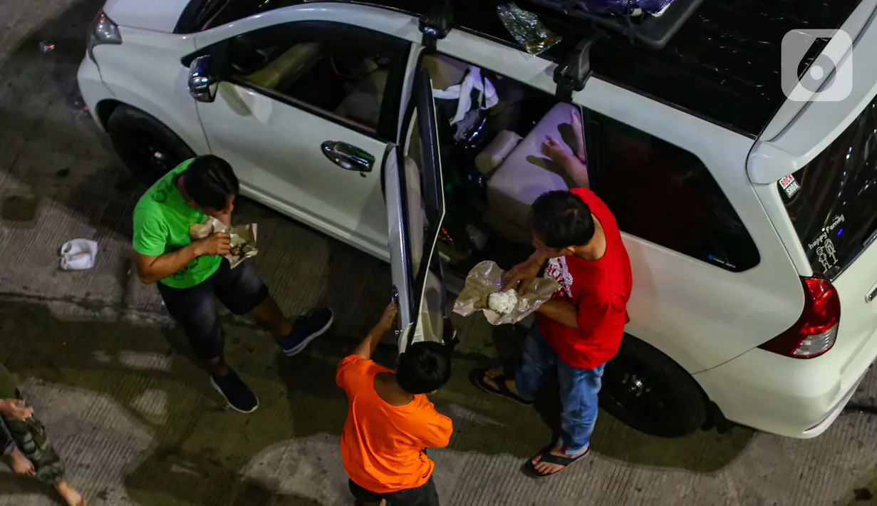 Kepadatan antrean kendaraan dimanfaatkan untuk beristirahat sambil makan malam. (Liputan6.com/Angga Yuniar)