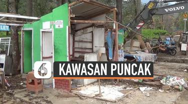 Bangunan liar di Kampung Tugu yang berada di kawasan Puncak, Bogor, Jawa Barat dibongkar petugas. Bangunan tersebut berdiri di atas tanah negara.