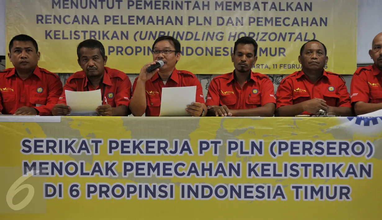 Serikat Pekerja PLN menggelar Konferensi Pers di Loby Kantor PLN Pusat, Jakarta, Kamis (11/2). Aksi ini terkait penjualan beberapa aset PLN khususnya di Indonesia Timur ke pihak swasta. (Liputan6.com/Johan Tallo)