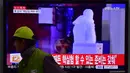 Seorang pria berjalan melewati sebuah layar TV yang menunjukkan laporan berita di sebuah stasiun kereta api di Seoul, Korea Selatan, Rabu (6/1/2016). Gempa berkekuatan 5,1 SR terdeteksi di dekat tempat uji coba nuklir Korea Utara. (AFP PHOTO/Jung Yeon-Je)