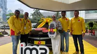 Indosat Ooredoo Hutchison melalui IM3 menyerahkan hadiah utama Pesta Hadiah IM3 berupa mobil listrik Hyundai IONIC 5 kepada pelanggan IM3 yang beruntung, Dewi Rismayati yang berasal dari Purwakarta, Jawa Barat. (Liputan6.com/ Agustin Setyo Wardani)