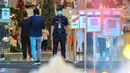 Petugas keamanan mengenakan masker berdiri di pintu masuk sebuah pusat perbelanjaan di Kuala Lumpur, Malaysia (24/11/2020). Malaysia pada Selasa (24/11) melaporkan 2.188 kasus baru COVID-19 dalam lonjakan harian tertinggi sejak wabah coronavirus merebak di negara itu. (Xinhua/Chong Voon Chung)