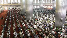 Umat muslim melaksanakan ibadah salat jumat di Masjid Istiqlal, Jakarta, Jumat (15/6). Salat Jumat di Hari Raya Idul Fitri itu diikuti ribuan umat yang memadati ikon mesjid di Ibukota tersebut. (Liputan6.com/Immanuel Antonius)
