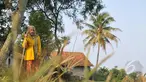 Nenek Anami tampak berjalan dengan tongkatnya di sekitar rumahnya di Purwakarta, Jabar, Minggu (17/5). Nenek yang diduga berusia 140 tahun ini akan mengikuti sayembara orang tertua di dunia yang digelar miliuner asal Rusia. (Liputan6.com/Herman Zakharia)