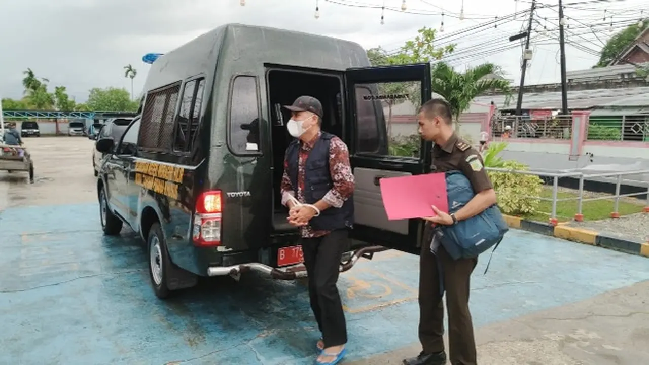 Penahanan tersangka korupsi penyertaan modal di Kabupaten Indragiri Hilir oleh kejaksaan.