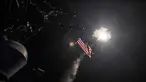 Kapal perang AS yang ada di Laut Mediterania, meluncurkan rudal Tomahawk ke pangkalan udara Suriah, Jumat (7/4). Serangan rudal ini sebagai respon atas serangan kimia di Idlib. (Mass Communication Specialist 3rd Class Ford Williams/U.S. Navy via AP)
