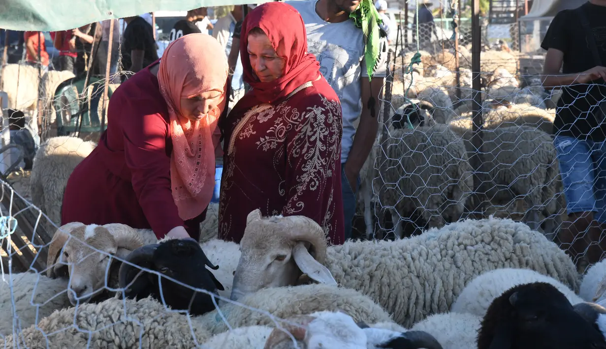 Orang-orang mengunjungi pasar ternak menjelang Hari Raya Idul Adha di Tunis, Tunisia, pada 20 Juli 2020. Hari Raya Idul Adha merupakan salah satu hari raya umat Islam yang dirayakan di seluruh dunia. (Xinhua/Adel Ezzine)