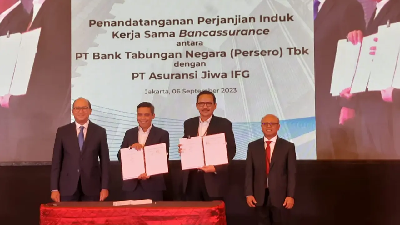 Penandatanganan perjanjian induk kerja sama bancassurance PT Bank Tabungan Negara (Persero) Tbk dengan PT Asuransi Jiwa IFG, Rabu (6/9/2023). (Foto: Liputan6.com/Gagas Y)