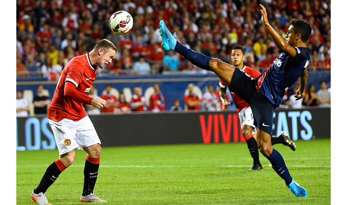  Pemain Manchester United, Wayne Rooney berusaha menyundul bola saat dihadang pemain PSG, Marquinhos pada pada laga International Champions Cup 2015 di Soldier Field, AS, Kamis (30/7) pagi WIB. (USA Today Sports/Reuters/Mike Di Novo)