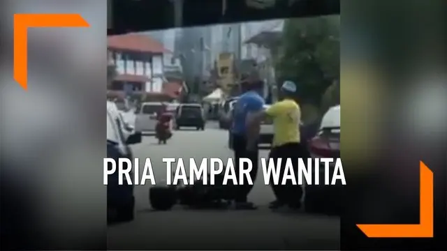 Aksi kekerasan terjadi di Jalan Datuk Keramat, Kuala Lumpur, Malaysia. Pengendara motor pria menampar pengendara mobil wanita. Pria itu kesal  lantaran si wanita tak menggunakan lampu sein saat mobilnya berbelok arah.