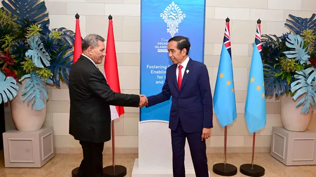 Presiden Joko Widodo (Jokowi) melakukan pertemuan bilateral dengan Perdana Menteri Tuvalu, Kausea Natano di Bali Rabu (11/10/2023).