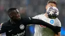 Pemain Eintracht Frankfurt Randal Kolo Muani (kiri) berduel memperebutkan bola dengan pemain Napoli Amir Rrahmani pada pertandingan sepak bola babak 16 besar Liga Champions di Deutsche Bank Arena, Frankfurt, Jerman, 21 Februari 2023. Napoli mengalahkan Eintracht Frankfurt dengan skor 2-0. (AP Photo/Michael Probst)