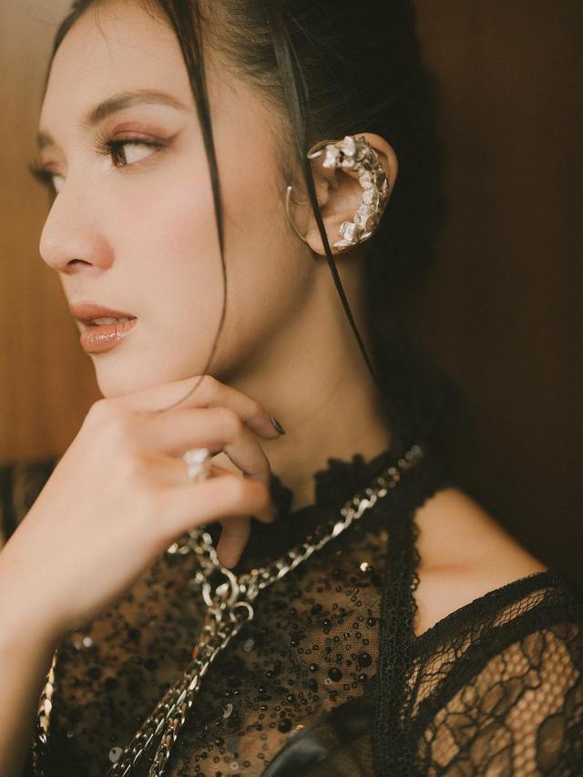 7 Pesona Sheila Dara dalam Premier Film Jagat Arwah, Tampil Berkonsep Gothic