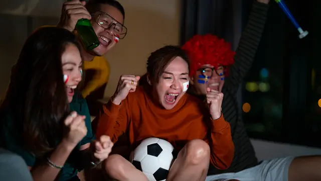 Ilustrasi nonton bola bareng seru