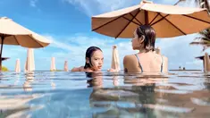 Bunga Citra Lestari selalu berusaha sempatkan waktu bersama sang anak, Noah Sinclair. Momen berlibur bersama Noah selalu menjadi hal menarik bagi BCL. Termasuk berlibur ke Bali dan menikmati waktu santai dengan berenang. (Liputan6.com/IG/bclsinclair)
