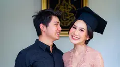 Selain bangga bisa menyelesaikan studinya, wanita 22 tahun itu mengaku bersyukur bisa ditemani langsung Arbani Yasiz. Keduanya terlihat kompak, bahkan aktor 28 tahun itu juga ikut bangga sang kekasih bisa meraih gelar sarjana. (Liputan6.com/IG/@raissarmdhn).
