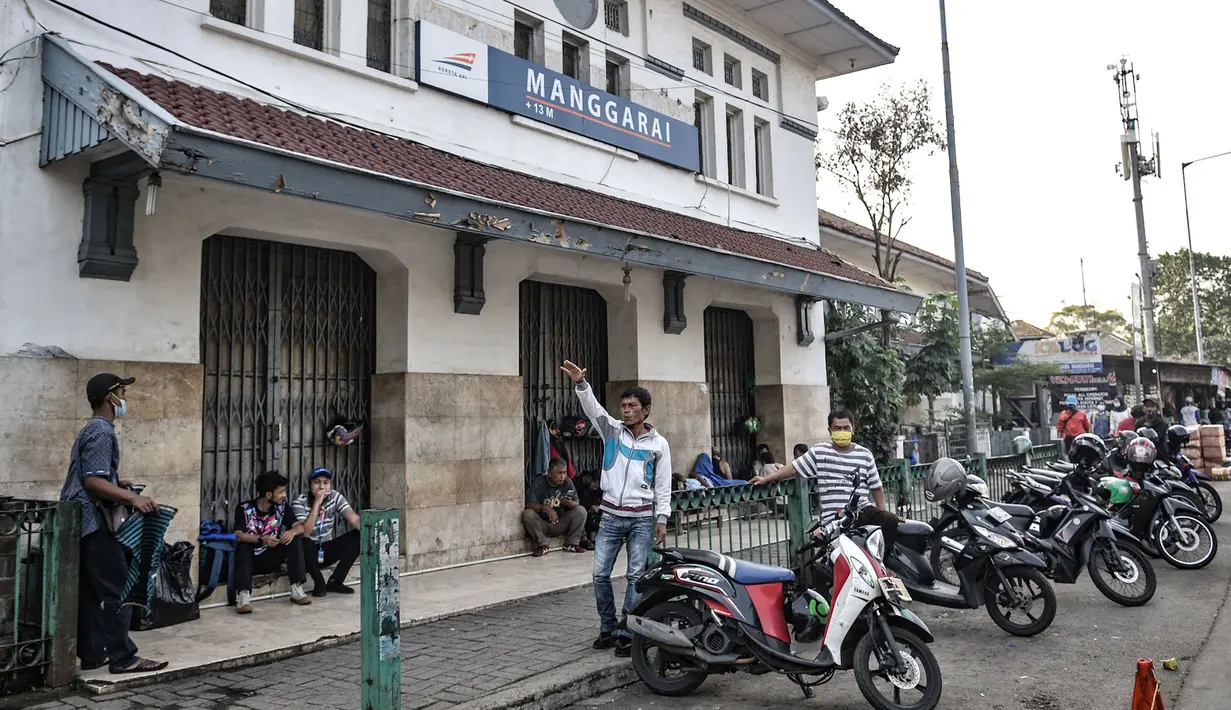 Sejumlah warga saat beralih menjadi tukang ojek akibat berhenti kerja di Jakarta, Kamis (12/11/2020). Dari jumlah tersebut, DKI Jakarta mendominasi dengan jumlah 10,9t persen dari total keseluruhan pengangguran di Indonesia. (merdeka.com/Iqbal S. Nugroho)