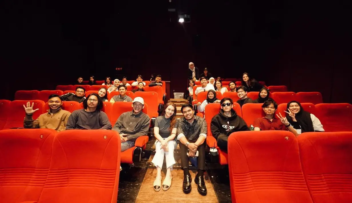 Penampilannya disempurnakan dengan pulasan makeup natural yang flawless. Sementara rambut panjangnya dibiarkan tergerai. [@thariqhalilintar]