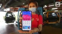 Karyawan menunjukkan aplikasi AstraPay di sela-sela acara Kick Off Kerja Sama AstraPay dengan Gondola di Taman Impian Jaya Ancol, Jakarta, Sabtu (21/05/2022). Pengunjung saat ini sudah bisa membeli tiket Gondola Ancol melalui fitur QRIS di aplikasi AstraPay dengan benefit promo dan cashback menarik. (Liputan6.com/Fery Pradolo)