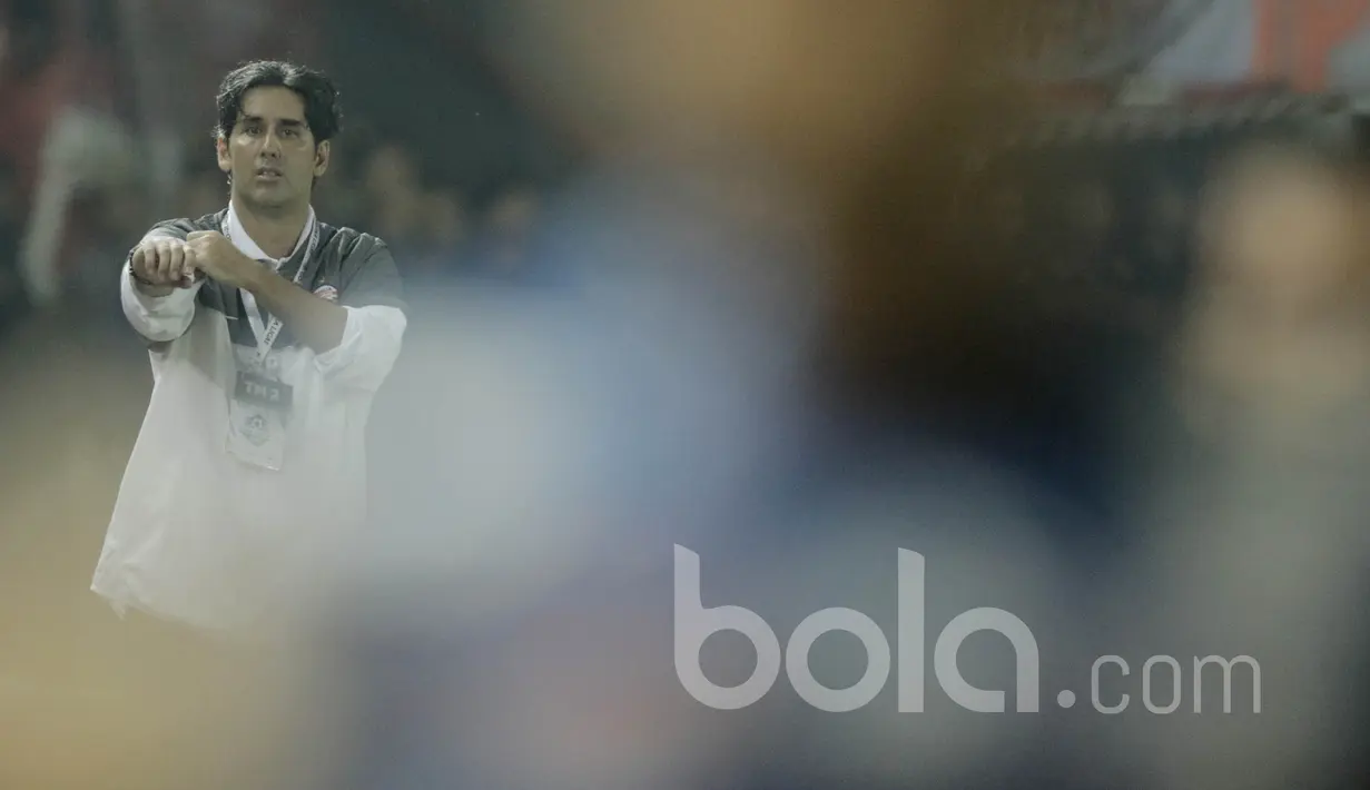 Pelatih Persija Jakarta, Stefano Cuggura Teco, mengamati permainan anak asuhnya saat melawan Arema pada laga lanjutan liga 1 Indonesia di Stadion Patriot, Bekasi, Jumat (02/06/2017). Persija menang 2-0. (Bola.com/M Iqbal Ichsan)