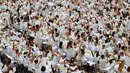 Ribuan orang berpakaian serba putih berkumpul dalam Diner en blanc (Dinner in White) di alun-alun Lincoln Center, New York, Selasa (22/8). Pada makan malam ini seluruh peserta mengusung tema putih dalam berbusana dan peralatan makan (TIMOTHY A. CLARY/AFP)