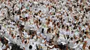 Ribuan orang berpakaian serba putih berkumpul dalam Diner en blanc (Dinner in White) di alun-alun Lincoln Center, New York, Selasa (22/8). Pada makan malam ini seluruh peserta mengusung tema putih dalam berbusana dan peralatan makan (TIMOTHY A. CLARY/AFP)
